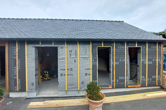 Bardage en bois en construction